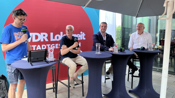 Beim WDR Lokalzeit Stadtgespräch sitzen Dieter Vatheuer, Christian Mankel und Bernhard Hoppe-Biermeyer auf dem Podium