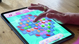 Auf dem Bild sieht man ein Tablet wo gerade jemand ein Spiel spielt. 