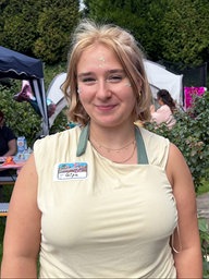 Partygästin Gisa Grawunder aus Hagen steht hinter dem Haus im Garten und schaut in die Kamera.