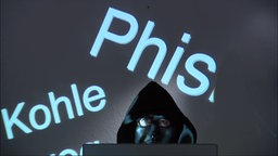 Das Bild zeigt eine stilisierte Version eines Hackers mit dunkler Maske und einer Kapuze.