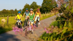 Familie fährt Fahrrad
