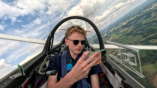 Jugendlicher macht ein Bild in einem Segelflugzeug