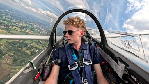 Jugendlicher in einem Segelflugzeug