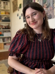 Portraitaufnahme von Miriam Wiskemann in ihrem Zuhause.