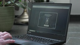 Eine Laptopkamera wird benutzt um die Maße eines Menschen aufzunehmen.