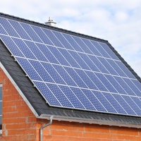 Das Bild zeigt ein Dach mit Solaranlage.