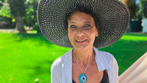 Portait einer Frau mit einem großen Strohhut