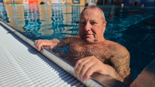 Portait von Rüdiger Hülsmann, ein Mann in einem Schwimmbecken