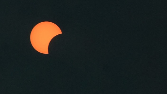 Die verdeckte Sonne bei der Sonnenfinsternis 2020 über Kars in der Türkei.