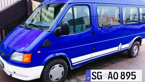 Der blaue Ford Transit von Anett Carolin Kaiser.