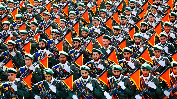 Mitglieder der iranischen Revolutionsgarde nehmen an einer Militärparade teil