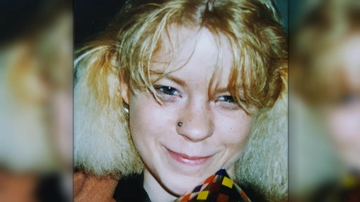 Bianca Blömeke, eine junge, blonde Frau, lacht