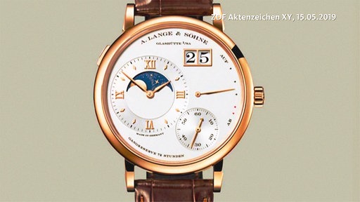 Eine in Gold gefasste Armbanduhr mit braunem Lederband und hellem Zifferblatt des Fabrikats A. Lange und Söhne.