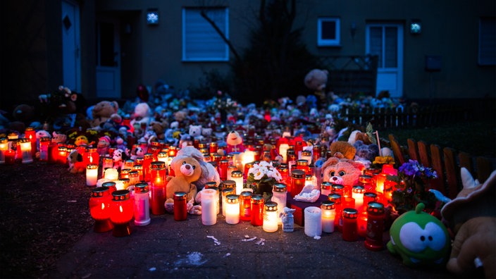 Teddybären, Blumen und Kerzen liegen in Herne vor dem Haus, in dem der getötete neunjährige Junge Jaden gewohnt hat.