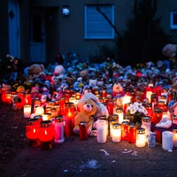 Teddybären, Blumen und Kerzen liegen in Herne vor dem Haus, in dem der getötete neunjährige Junge Jaden gewohnt hat.