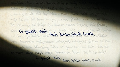 Ein handgeschriebener Brief mit den Worten: "Es grüßt dich, dein letztes Stück Dreck".