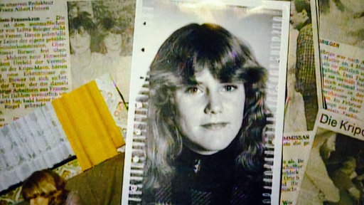 Ein Portraitfoto von Lolita Brieger in Schwarz-Weiß liegt auf alten Zeitungsartikeln.