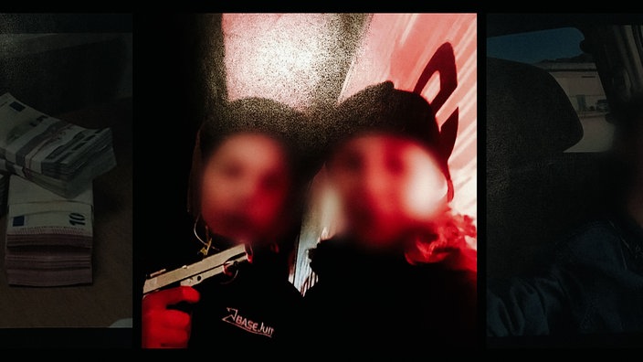 Zwei Jugendliche (Gesichter unkenntlich) halten eine Pistole hoch.