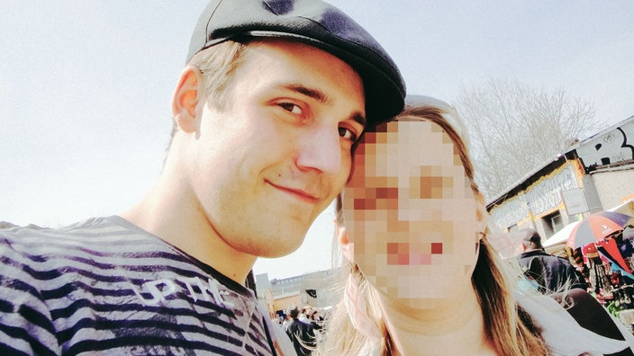 Steven H., ein Mann mit kurzen braunen Haaren und grauer Schiebermütze, schaut in die Kamera. Rechts neben ihm steht seine damalige Freundin, ihr Gesicht ist verpixelt.