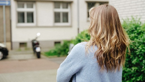 Laura Rak von hinten an einer Straße