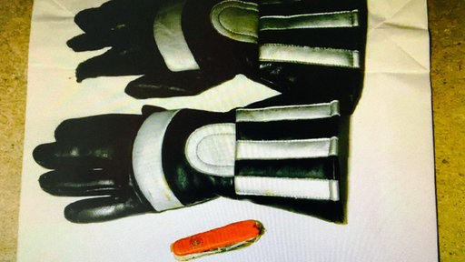 Die Motorradhandschuhe und das Schweizer-Taschenmesser. Beides wurde am Fundort der toten Zeynep sichergestellt.