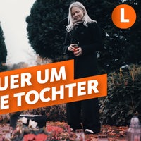 Mutter Tanja K. steht auf dem Friedhof mit einem Grablicht in der Hand