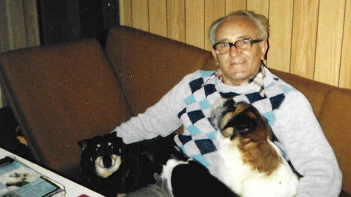 Josef Milata sitzt mit einem Hund auf einer Couch, er wurde 1986 in Bergkamen getötet