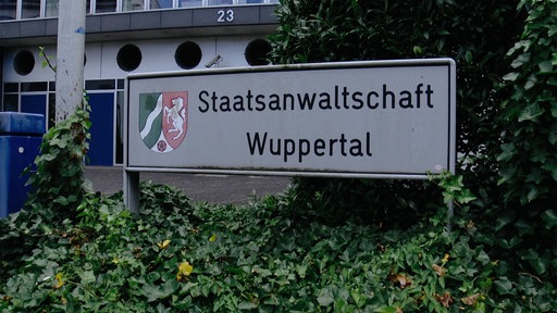 Schild mit Schrift "Staatsanwaltschaft Wuppertal"