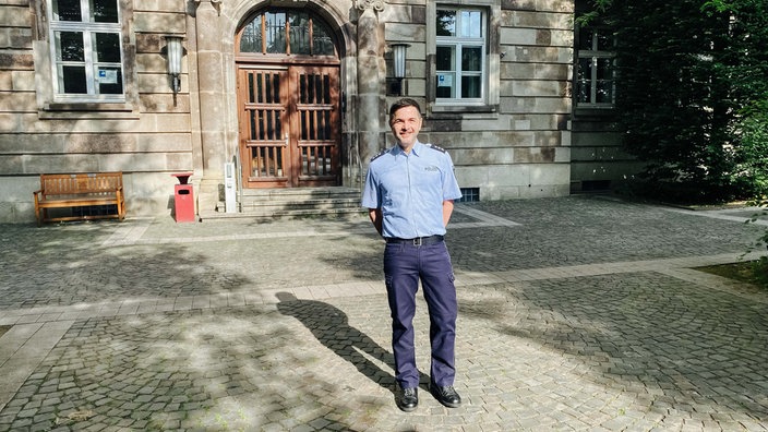 Volkan Eren steht vor dem Gebäude des Polizeipräsidiums in Essen.