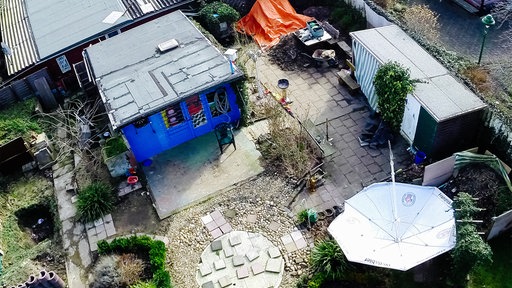 Eine Gartenlaube im Kleingartenverein aus der Vogelperspektive 