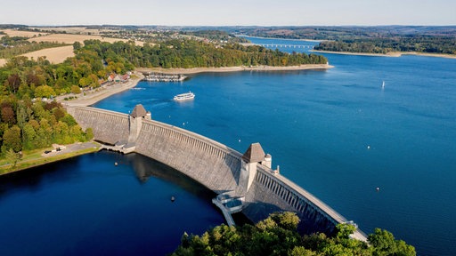 Der Möhnesee mit seiner Talsperre auf einer Luftaufnahme