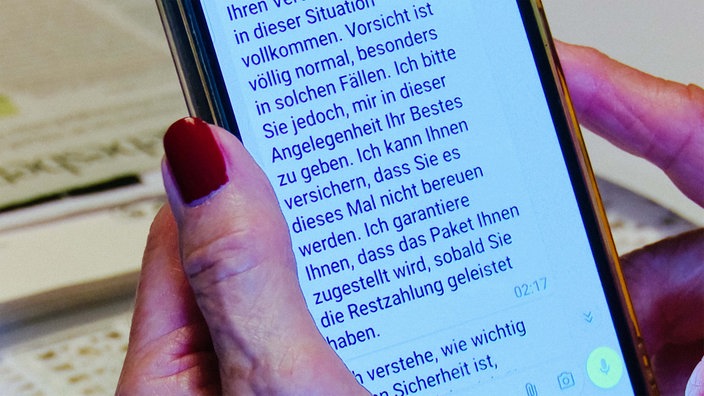 Auf einem Handy steht eine Nachricht von dem Betrüger.