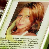 Ein gerahmtes Foto von Frauke Liebs liegt am Fundort ihrer Leiche in einem Waldstück