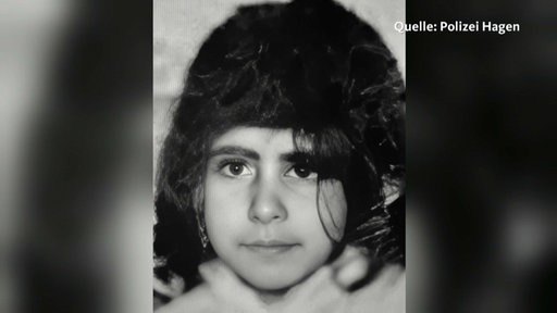 Schwarz-Weiß Bild von Zeynep, einem Mädchen mit schwarzen Haaren, rechts oben steht in weißer Schrift "Quelle: Polizei Hagen"
