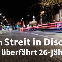 Eine Straße bei Nacht. Ein Auto zieht Lichtstreifen hinter sich her.