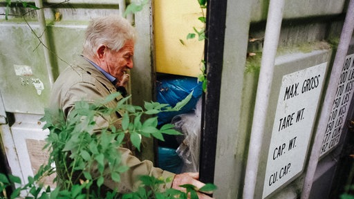 Michael Kaiser öffnet einen der Container am Haus seiner Großcousine.