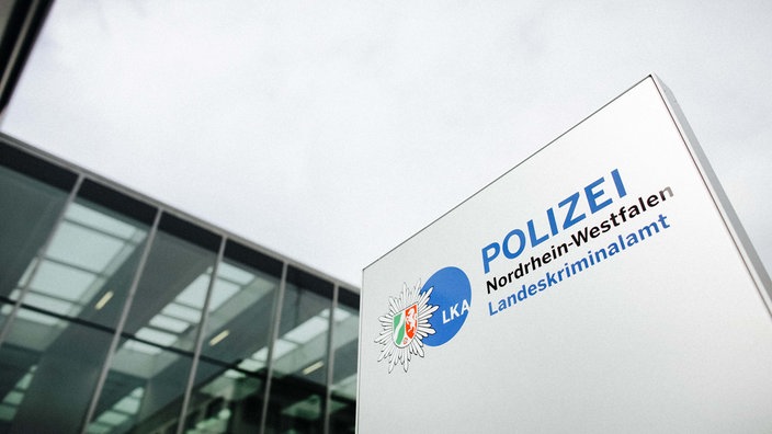 Schild vor dem Landeskriminalamt NRW.