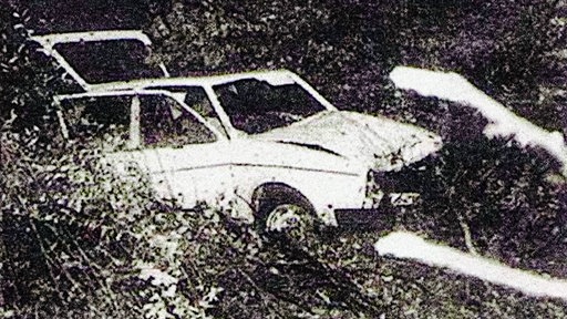 Der weiße VW Golf von Günter Stoll in einer Böschung neben der Autobahn. Er ist stark beschädigt.