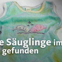 Ein kleiner, ärmelloser und bunter Babybody. Darüber liegt der Text "Tote Säuglinge im Park gefunden"