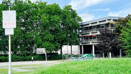 Das Albert-Einstein-Gymnasium in Sankt Augustin von außen. Links im Bild ein Schulhof mit einem Basketballkorb