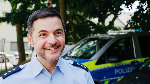Volkan Eren im Portrait, er trägt Polizeiuniform.