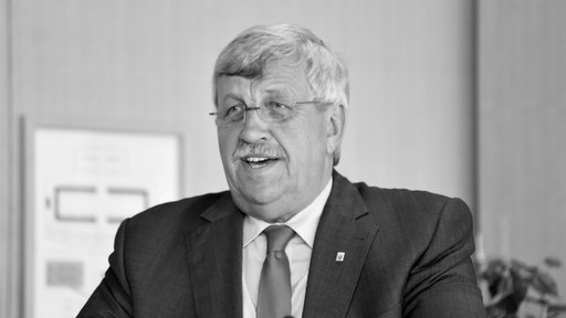 Ein schwarz-weiß Bild des ermordeten Politikers Walter Lübcke