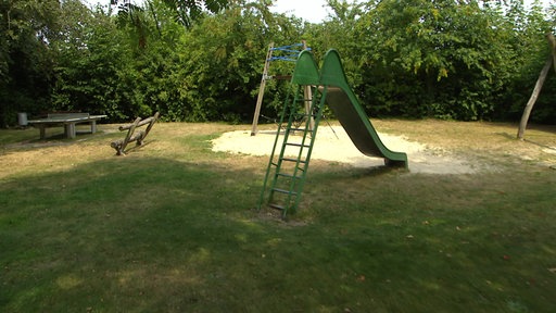 Eine Rutsche und ein Sandkasten in Westerkappeln. Auf diesem Spielplatz schaufelten die drei Kumpels ein Grab.
