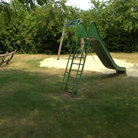 Eine Rutsche und ein Sandkasten in Westerkappeln. Auf diesem Spielplatz schaufelten die drei Kumpels ein Grab.