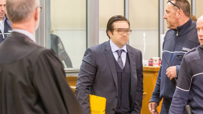 Angeklagter Benjamin S. betritt den Gerichtssaal