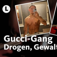 Mitglieder der Gucci Gang in Wuppertal. Ein junger Mann fotografiert sich oberkörperfrei im Spiegel. Daneben befindet sich ein Foto von zwei jungen Männern. Einer hat eine Pistole in der Hand. Darunter steht der Text: "Gucci Gang. Drogen, Gewalt, Tod".