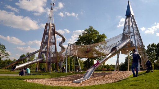 Spielplatz mit zwei Rutschen