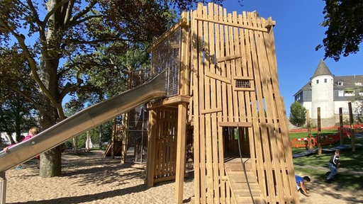 Spielplatz mit Rutsche