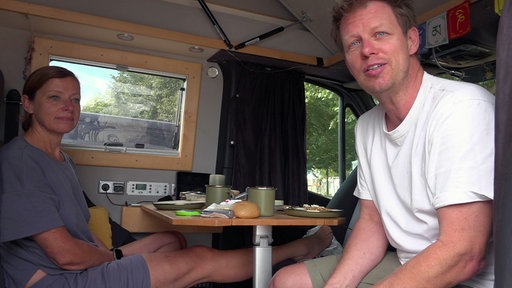 Timm und Bianca Balgar sitzen in ihrem Wohnmobil