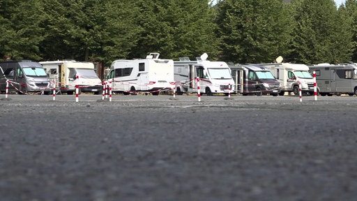 Mehrere Wohnmobile stehen auf dem Schlossparkplatz.